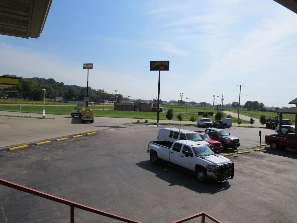 First Western Inn Caseyville Buitenkant foto